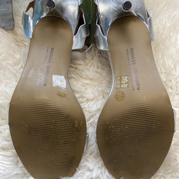 Chinese Laundry silver Scalloped edge heels - Picture 4 of 10
